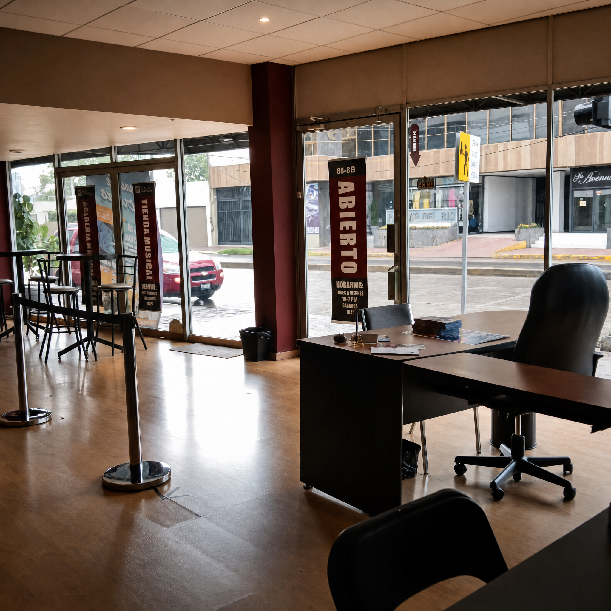 Recepción de la sucursal con acceso a tienda y academia