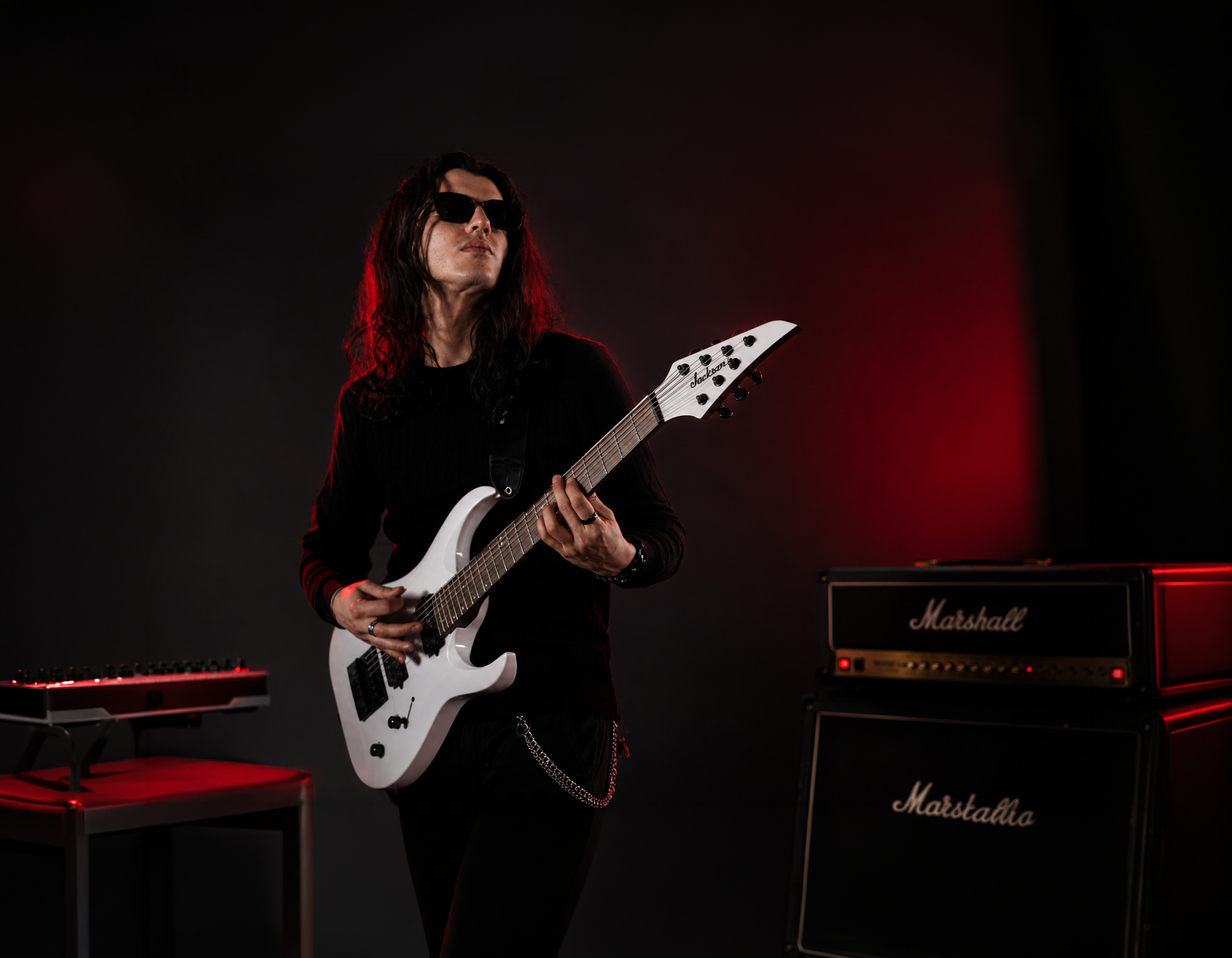 Guitarrista tocando una guitarra eléctrica blanca