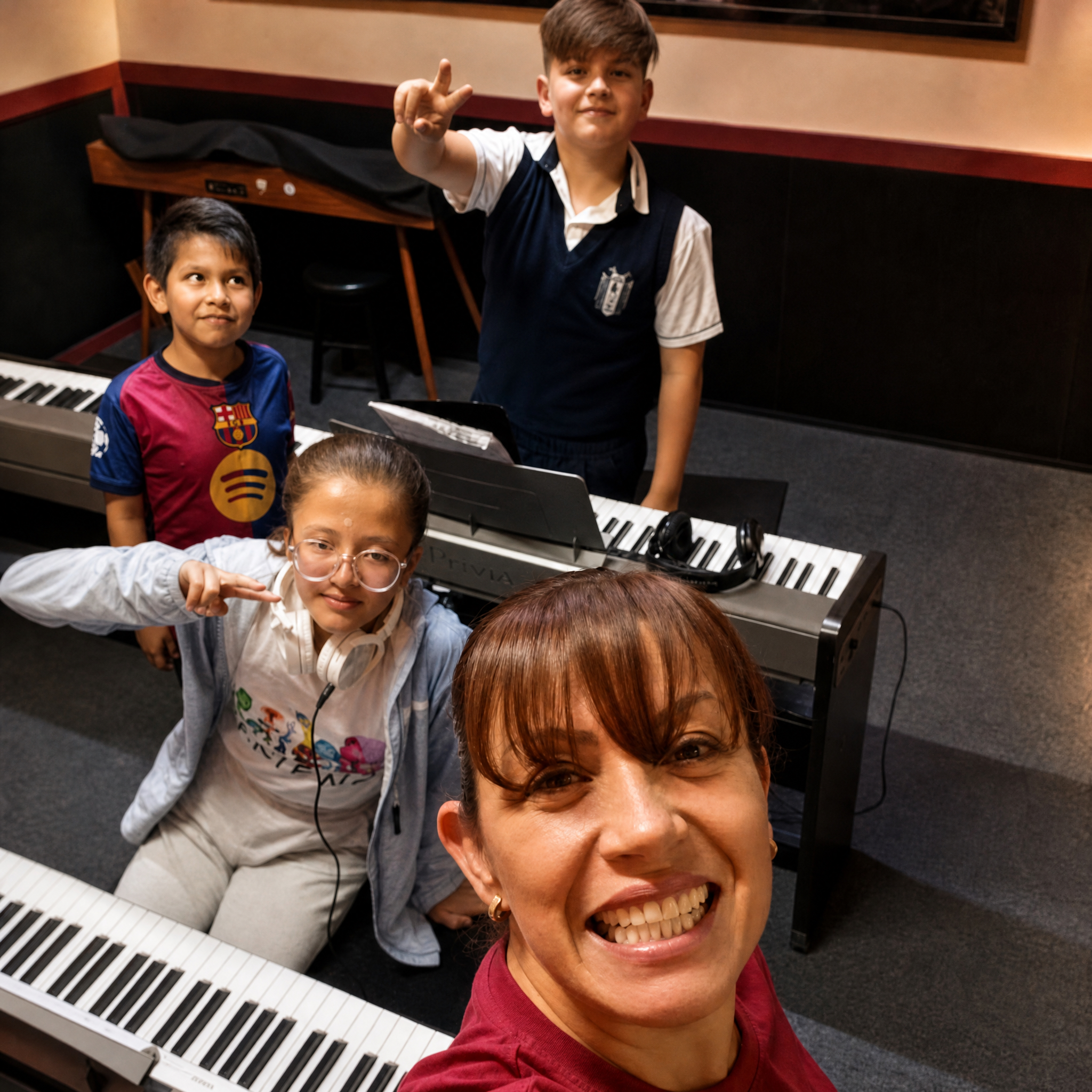 Profesora y estudiantes reunidos en un aula de piano